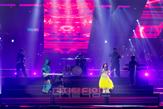 30일 인천 인스파이어 아레나에서 카카오뱅크 후원으로 열린 '2024 MMA'에서 J팝 그룹 요아소비가 공연하고 있다. 카카오엔터 제공